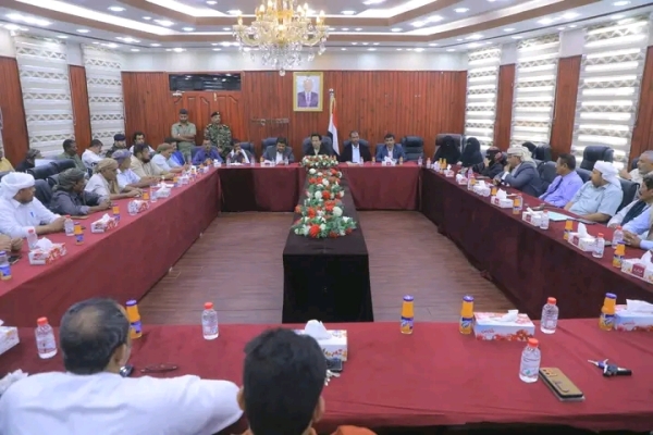 محافظ المهرة يبحث مع المسؤولين المحليين تنفيذ الإصلاحات الاقتصادية