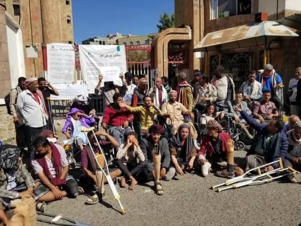 جرحى الجيش في تعز يحتجون أمام السلطة المحلية للمطالبة بحقوقهم
