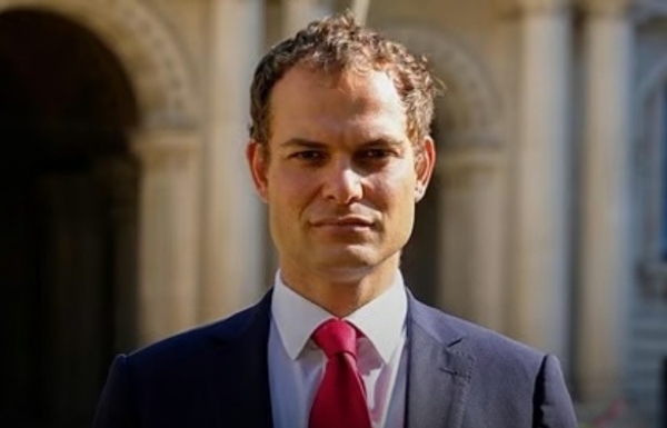 وزير بريطاني يزور عدن ويؤكد استمرار دعم بلاده لليمن