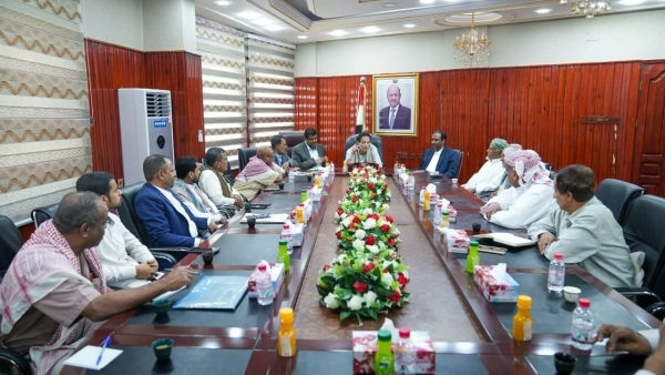 قيادات الاعتصام تشارك في اجتماع موسّع مع المحافظ والمكونات السياسية وتؤكد حماية المحافظة من أي تهديدات