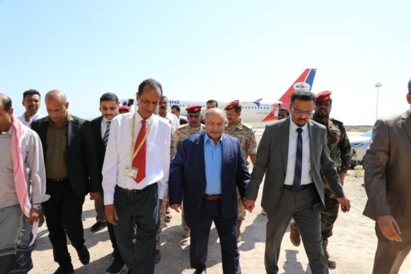 محافظ حضرموت الخنبشي يصل إلى المكلا في ظل توترات متصاعدة في المحافظة