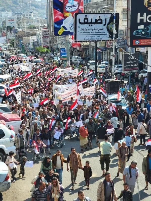 جرحى تعز يحتجون في ذكرى الاستقلال ويجددون مطالبتهم الحكومة بإنصافهم