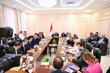 العليمي يحذّر من إجراءات "الانتقالي"  ويعتبرها خرقٌاً للمرجعيات وتهديدًا للإستقرار