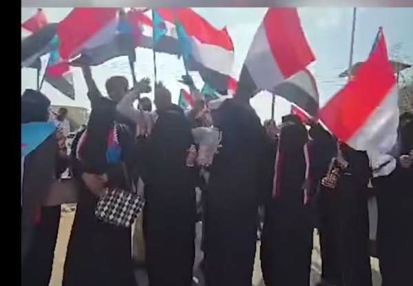 المجلس الانتقالي ينفّذ احتجاجاً أمام منزل محافظ حضرموت مطالباً بتغييره