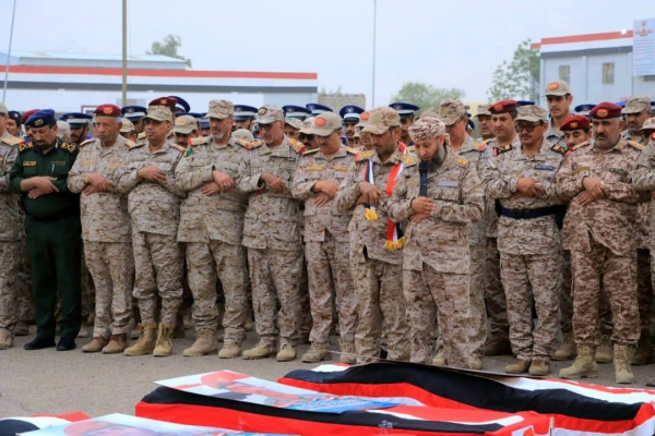 مأرب .. في موكب جنائزي مهيب تشيع شهداء من المنطقة العسكرية الأولى
