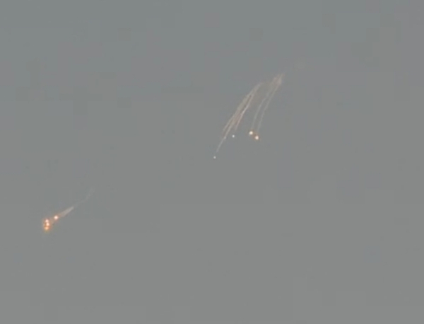 المهرة .. طائرة حربية تحلق فوق محور الغيضة وتطلق قنابل مضيئة ودخانية تحذيرية