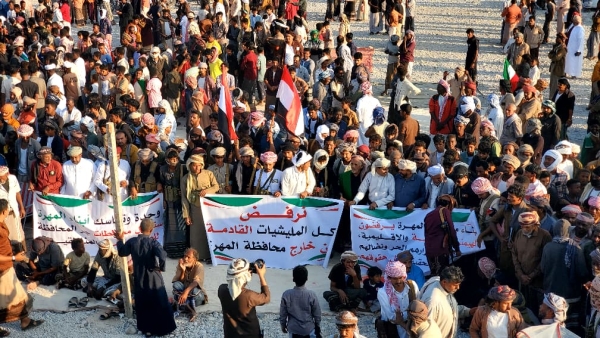 المهرة .. وقفة جماهيرية في سيحوت والمسيلة تطالب بخروج مليشيا الانتقالي المدعومة من الإمارات