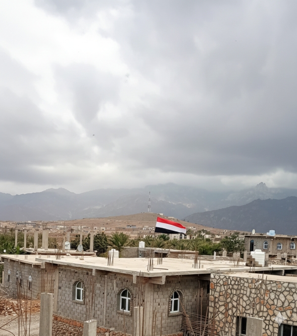 أبناء سقطرى يرفعون العلم الوطني تضامنًا مع الشيخ عبدالله فرجهي