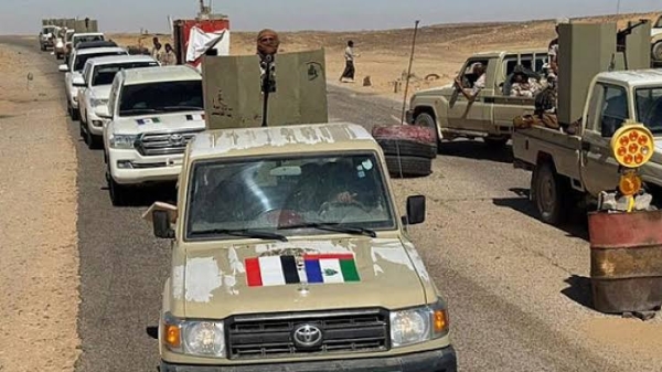 مواطنون يقتحمون معسكرًا للانتقالي في الضالع وينهبون محتوياته بعد تعرضه لغارات جوية