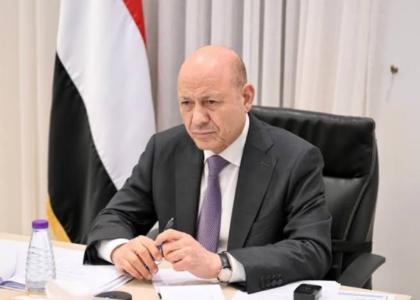 العليمي يوجّه بإغلاق "السجون غير الشرعية" وإطلاق سراح المحتجزين خارج القانون