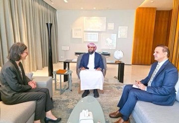 انتقادات واسعة لعضو مجلس القيادة الرئاسي المحرمي بسبب لقاءات دبلوماسية دون العلم الجمهوري