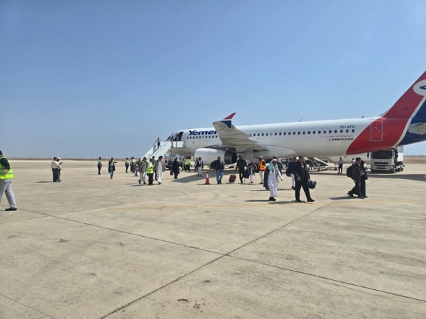 حضرموت...الخنبشي يتفقد الأضرار العسكرية بمطار الريان بعد أعمال النهب