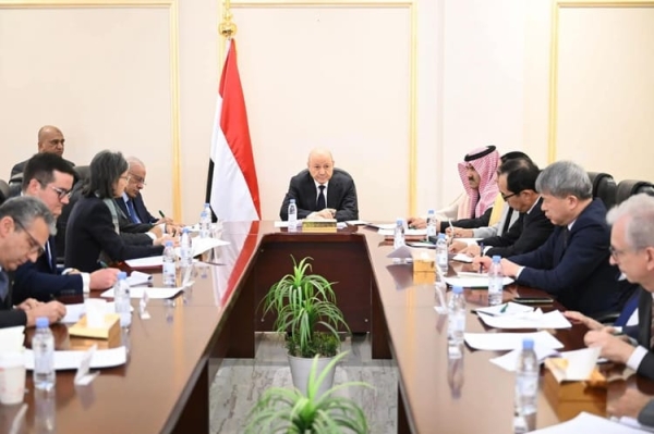 العليمي يؤكد استمرار إغلاق السجون غير النظامية وتعزيز توحيد القرار الأمني