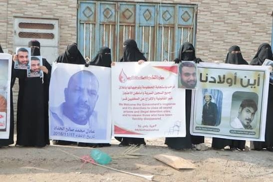 رابطة أمهات المختطفين تطالب بحماية أدلة السجون غير الرسمية وتحمل الانتقالي المنحل المسؤولية