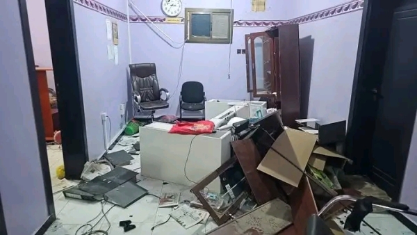 مسلحون يتبعون الانتقالي المنحل يقتحمون مقر عدن الغد ويحطمون محتويتها