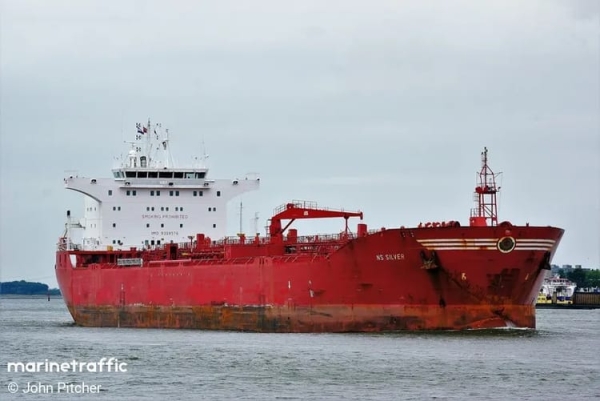 موقع يكشف وصول سفينة خاضعة لعقوبات دولية إلى ميناء الصليف قادمة من الإمارات