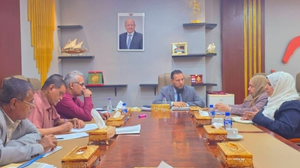 لجنة حقوقية تناقش مع محافظ عدن تطورات الوضع الإنساني وخطط الحماية