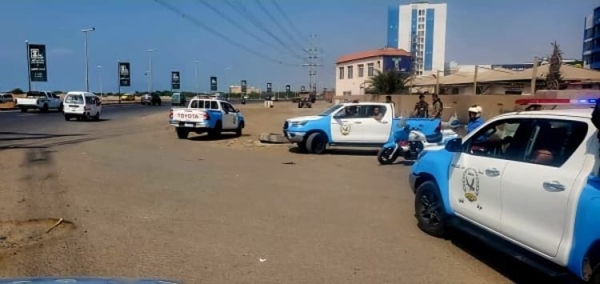 شرطة عدن تعلن إصابة جندي أثناء تدخل أمني لاحتواء اشتباكات في سوق المنصورة.