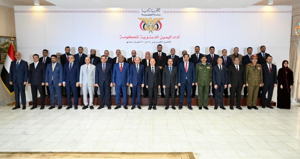 رئيس وأعضاء الحكومة يؤدون اليمين الدستورية أمام رئيس مجلس القيادة الرئاسي