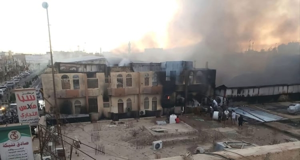 مصرع طفل وإصابة 29 آخرين في حريق بمحل تجاري بمدينة مأرب