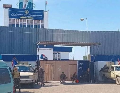 عدن ..إغلاق مقرات المجلس الانتقالي وانتشار أمني أمام المباني الرسمية