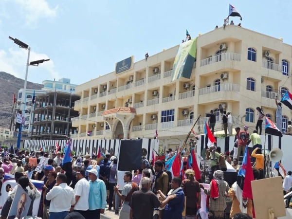 عدن.. عناصر تابعة للانتقالي "المنحل" تعتدي على حراسة المقرات المغلقة