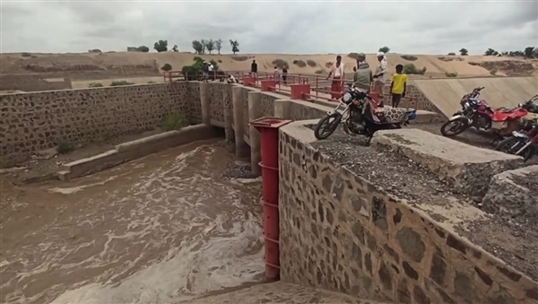 لحج.. وفاة طفلين غرقاً ومطالبات أهلية بردم حفر السيول العميقة