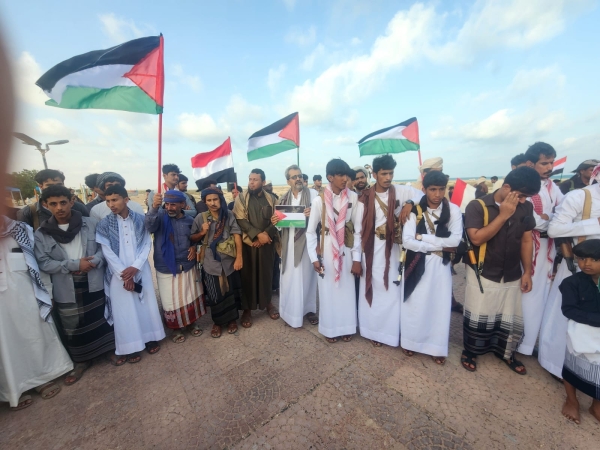 وقفة جماهيرية تضامية في الغيضة محافظة المهرة مع الأسرى الفلسطينيين وتنديداً بإغلاق الأقصى