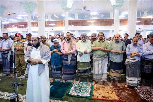 العليمي والصبيحي ورئيس الوزراء يؤدون صلاة عيد الأضحى المبارك مع جموع المصلين في عدن