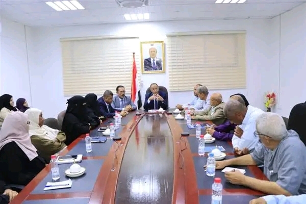 وزير الصناعة يشدد على الانضباط المؤسسي وينفذ نزولاً ميدانياً لضبط الأسواق في عدن