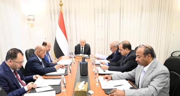 العليمي يرأس اجتماعاً حكومياً مصغراً لبحث انتظام الرواتب ومعالجة أزمة الكهرباء