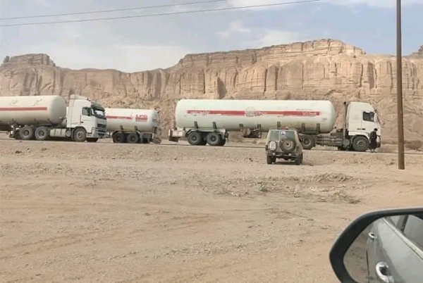 قطاع مسلح يوقف ناقلات النفط والغاز والبضائع في عتق عقب دعوات تصعيدية بـ شبوة
