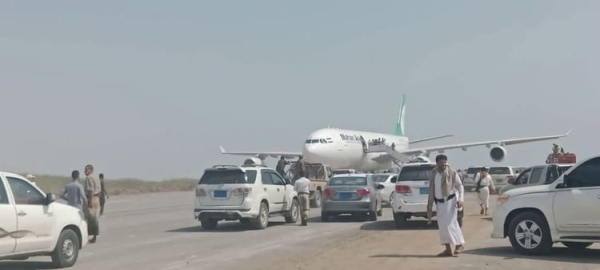 هبوط طائرة تقل وفد الحوثيين بمطار الحديدة عقب استهداف مدرج مطار صنعاء