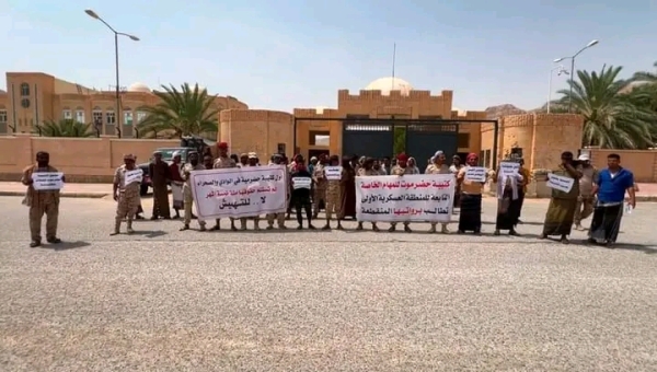 احتجاجات لمنتسبي "كتيبة الحضارم" في سيئون تنديداً بتأخر صرف الرواتب وتدهور الأوضاع المعيشية