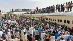 السودان بيومه التاريخي.. مواكب أفراح تملأ الشوارع واتفاق للعبور نحو الدولة المدنية