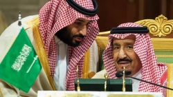 بعد تدخل الملك سلمان وولي العهد.. هادي يتراجع عن طرد الإمارات من اليمن