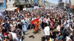 آلاف المتظاهرين في تعز يحرقون علم الإمارات ويطالبون بطردها من اليمن