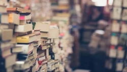 بحثا عن رغيف الخبز.. قصة بيع مثقفين في اليمن لمكتباتهم