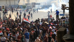 مظاهرات بساحة التحرير ببغداد.. المحتجون يكسرون حظر التجوال