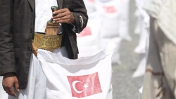 الهلال الأحمر التركي يوزع 500 سلة غذائية في حضرموت
