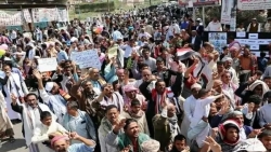 تعز.. المئات يحتشدون في ساحة الحرية بجمعة الوفاء لشهداء ثورة فبراير