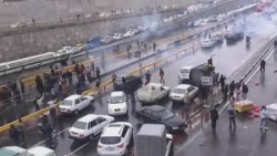 احتجاجات إيران: خامنئي يؤيد رفع أسعار البنزين... ودعوات لإلغاء القرار