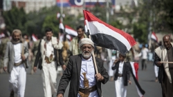 مُسن يمني يعود إلى مقاعد الدراسة و"تايتانك" العراق ولبنان لن تغرق!