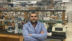 باحث مصري يتنصت على أحاديث البكتيريا في أجسامنا