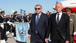 أردوغان يبحث وقف إطلاق النار في ليبيا خلال زيارة مفاجئة لتونس