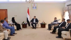 رئيس الوزراء يبحث مع مفوضية اللاجئين زيادة الدعم المقدم  للنازحين في اليمن