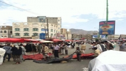 مليشيا الحوثي تضيّق الخناق على الباعة المتجولين في صنعاء
