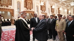 الرئيس هادي يصل مسقط لتقديم واجب العزاء برحيل السلطان قابوس