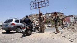مقتل ثلاثة من جنود القوات الحكومية برصاص مسلحين في جولة الحصب غربي مدينة تعز