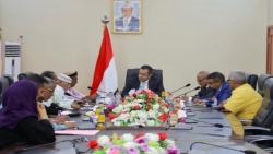 رئيس الوزراء يؤكد على استمرار العملية التعليمة في عدن